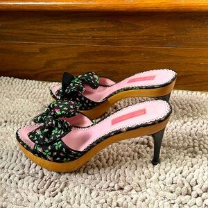 Betsy Johnson floral sandal size 8